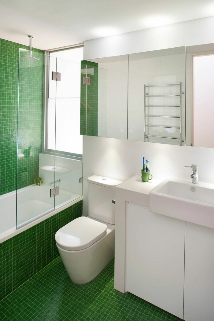 grüner Boden und grüne Wände, ein Spiegelschrank, ein weißes Waschbecken und weiße Badmöbel Set, günstige Badmöbel für kleine Bäder