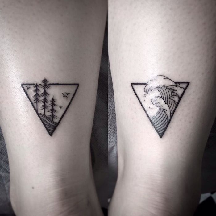 zwei hände mit kleinen schwarzen tattoos am handgelenk, geometrische tattoos mit dreiecken und schwarzen bäumen und fliegenden vögeln und ein meer mit großen wellen