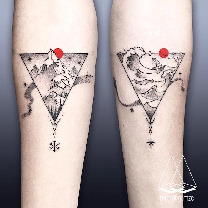 zwei hände mit geometrischen tattoos mit schwarzen dreiecken und mit bergen und schnee, zwei roten sonnen und ein wald mit schwarzen bäumen, ein meer mit wellen und einem schiff