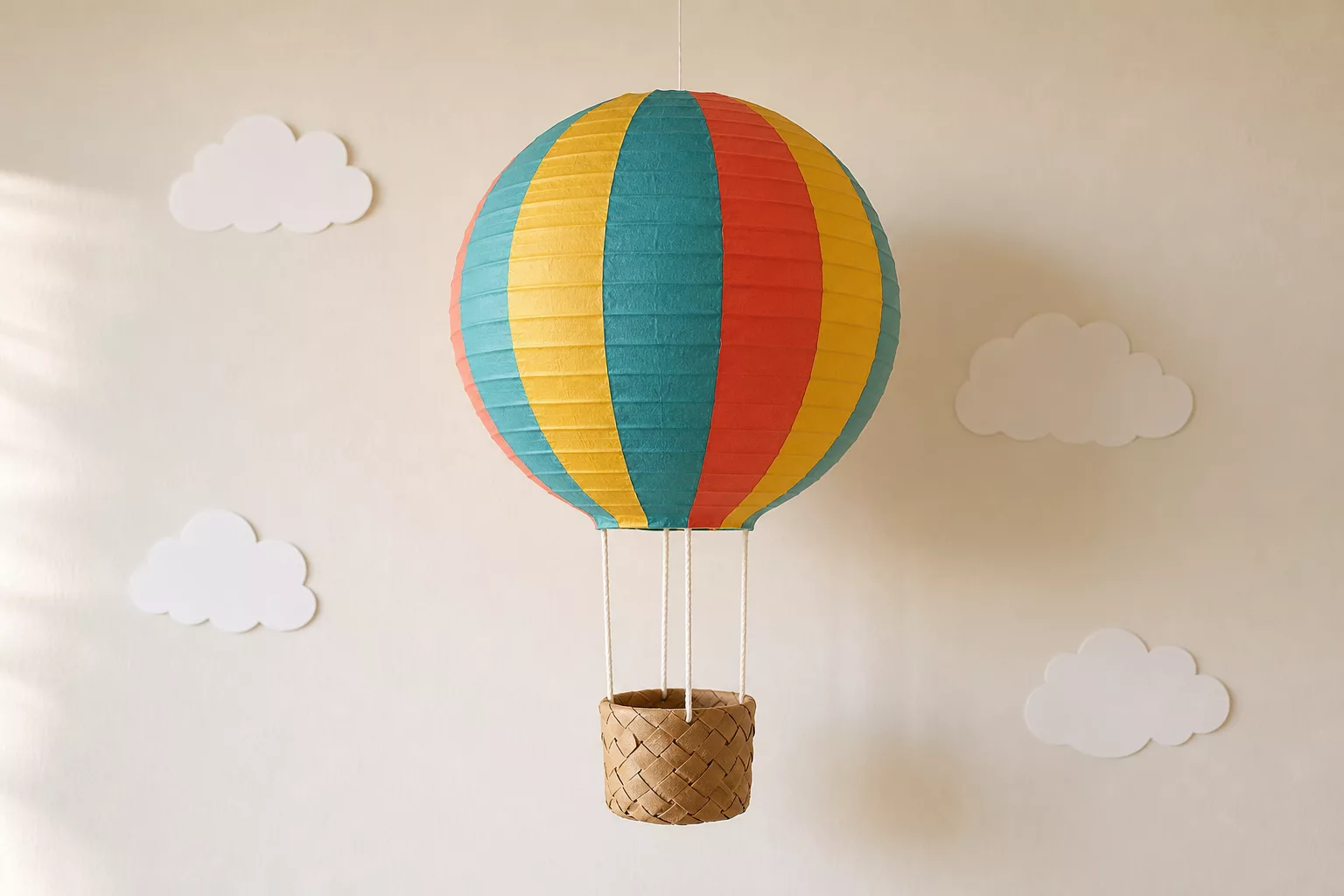 Heißluftballon basteln: bunter Papierlampion mit Korb im Kinderzimmer