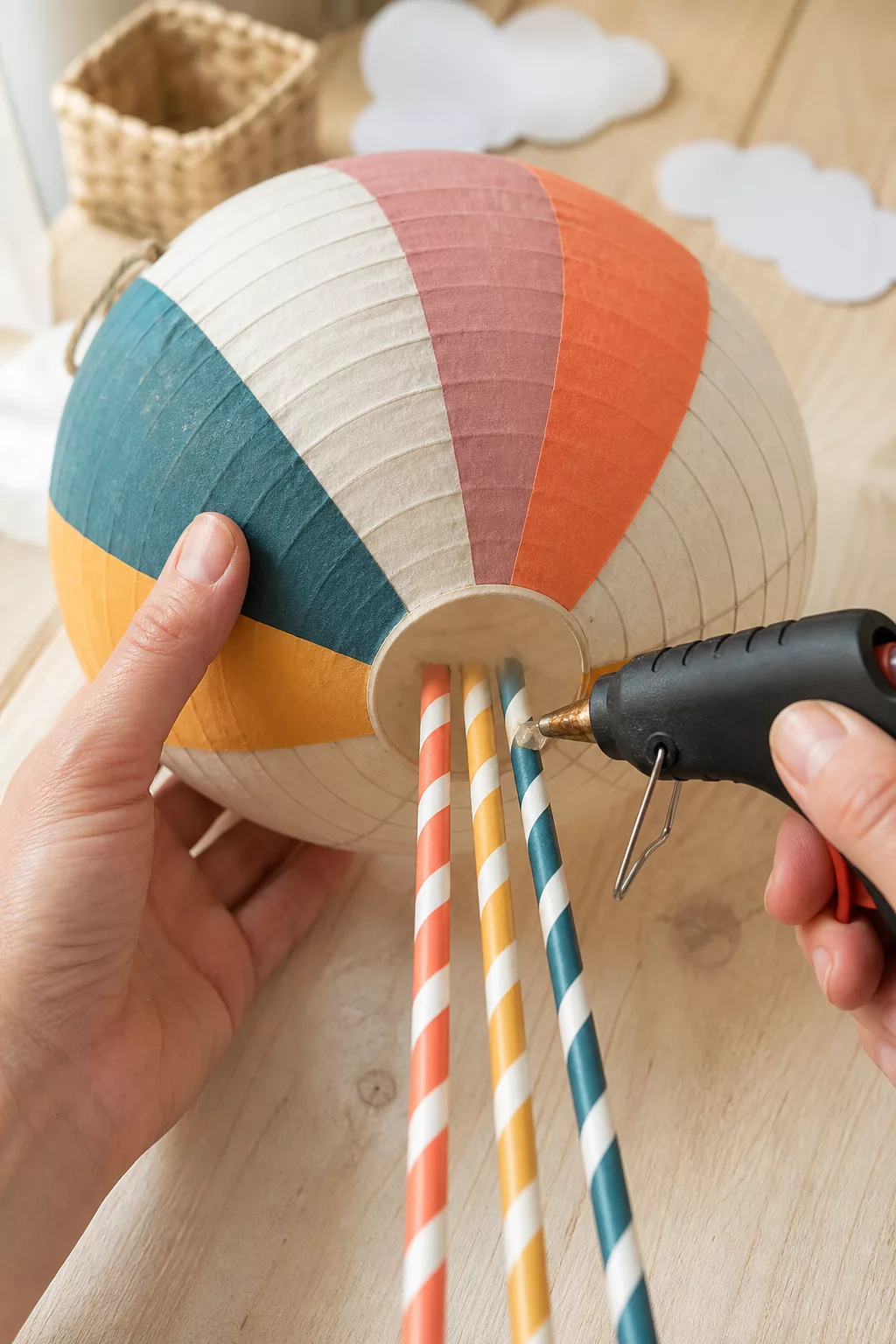 Heißluftballon basteln: Trinkhalme in den Lampion einkleben