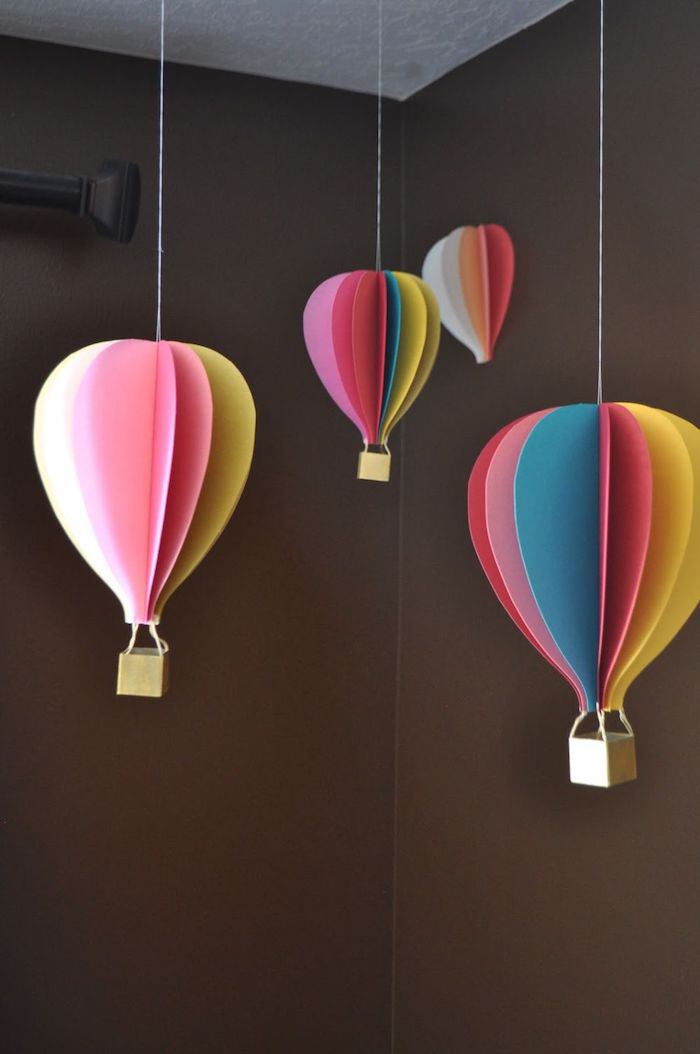 hängende ballons, heißluftballon deko, basteln mit papier, braune wände, holzwürfel