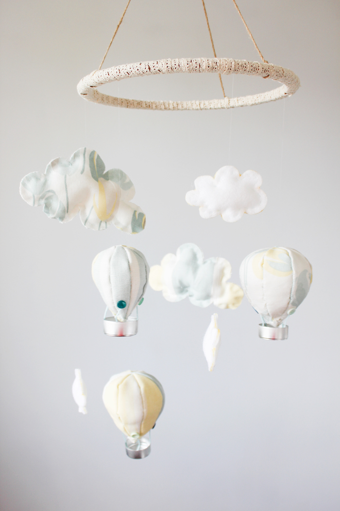 heißluftballon basteln, selbstgemachtes mobile, kleine wolken und ballon, babyzimmer deko