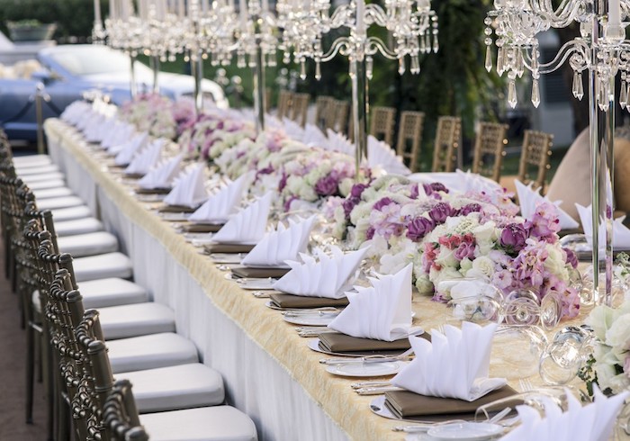 hochzeitsdeko tisch, dekorationen aus glas, wei-e udn lila blüten, weiße servietten
