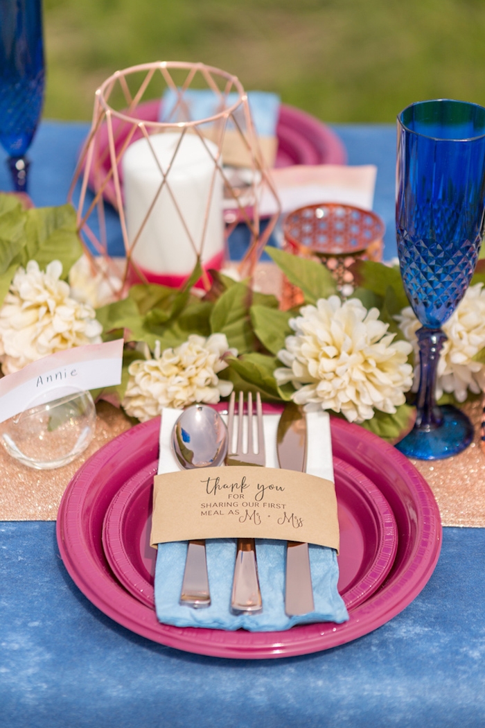 Schöne Tischdekoration, weiße Chrysanthemen und Kerzen, blaue Tischdecke und Weingläser