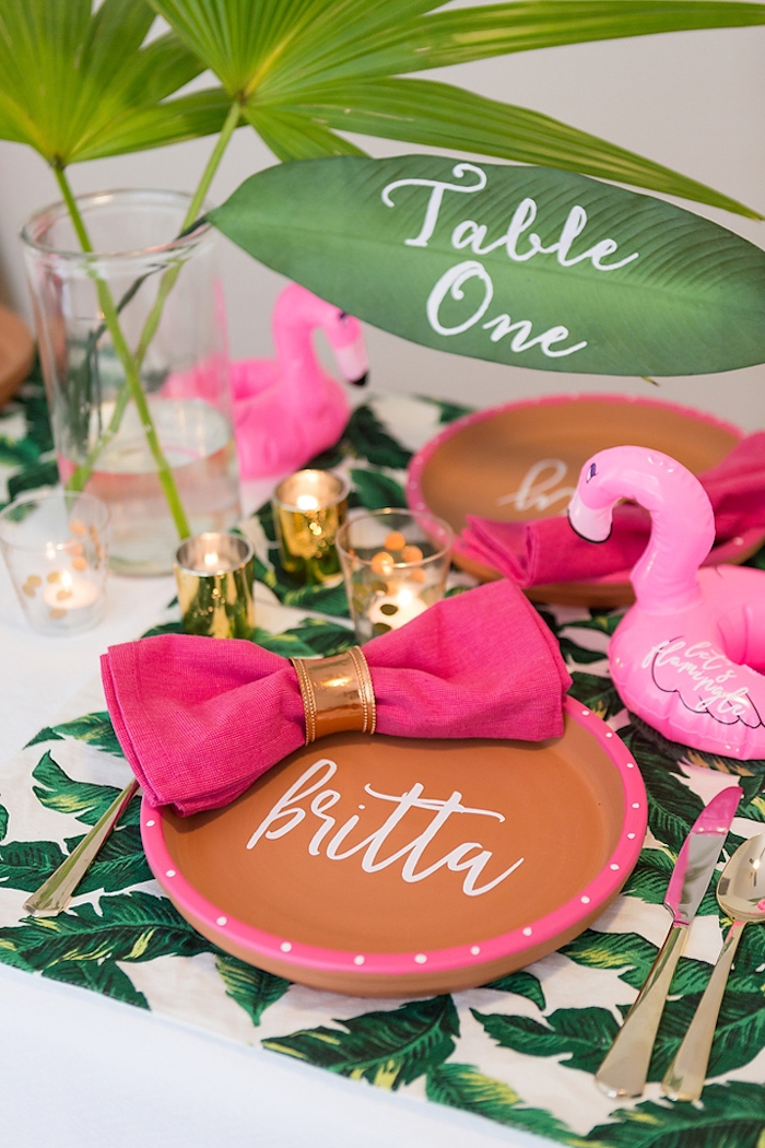 Tischdeko für Maritime Party, Palmenblätter und kleine Flamingo, violette Serviette mit goldenem Serviettenring
