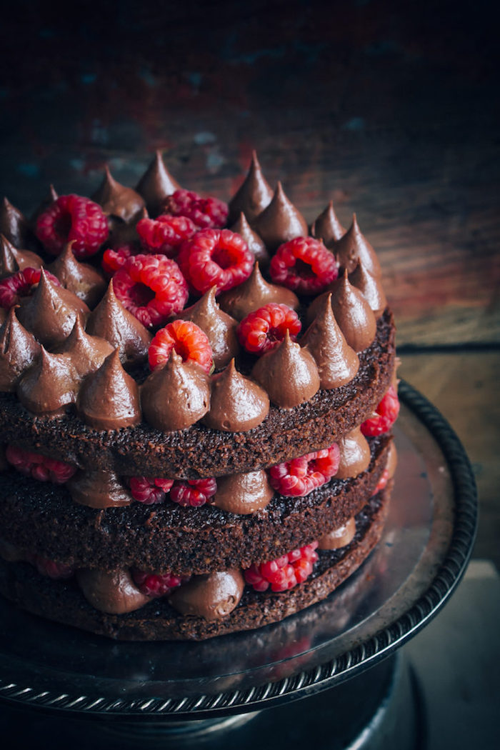 Dreistöckige Torte mit Kakao-Boden, Schokoladencreme und frischen Himbeeren