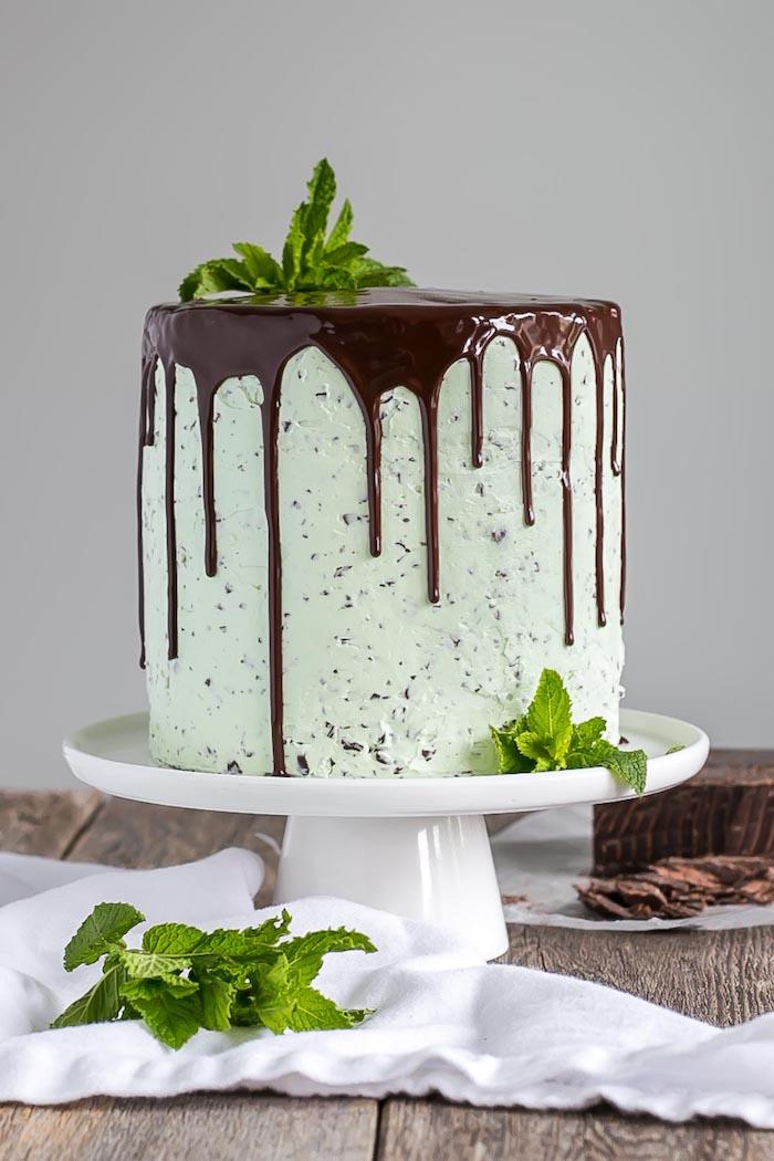 Idee für selbstgemachte Hochzeitstorte mit Minze und Schokoladenglasur, leckere Torte selber backen
