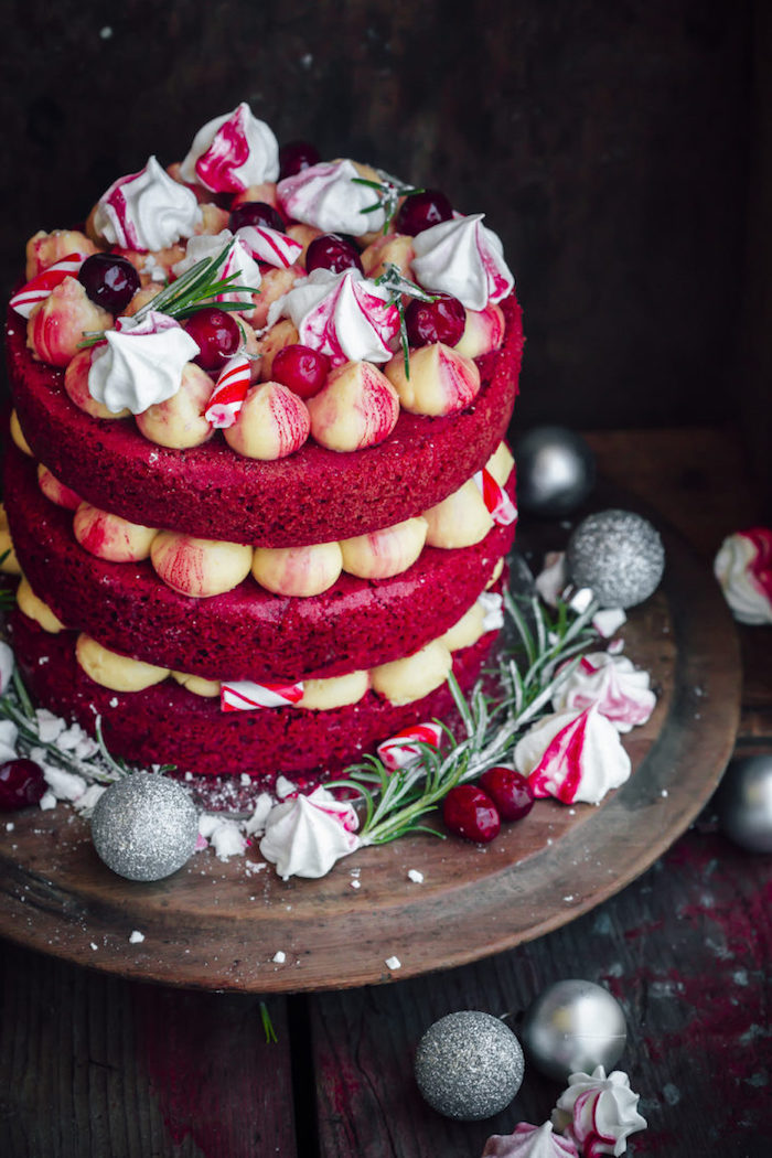 Dreistöckige Torte zu Weihnachten backen, mit roten Tortenböden, Torten für besondere Anlässe