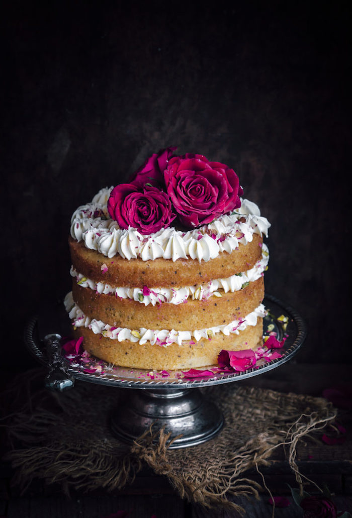 Hochzeitstorte selber machen, dreistöckige Torte mit Vanillecreme, dekoriert mit echten roten Rosen