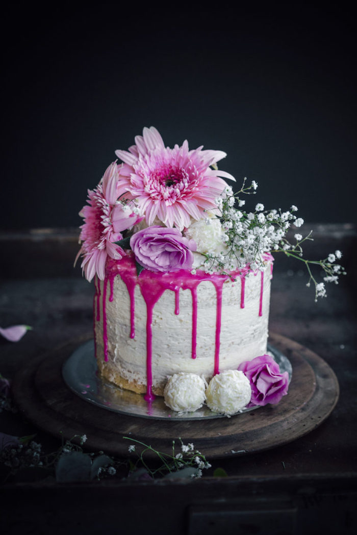Dreistöckige Torte mit Vanillecreme und Erdbeersiryp, dekoriert mit echten Gerbera 