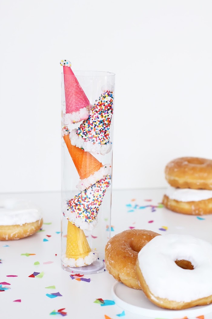 Waffeln mit Glasur und Zuckerstreuseln, Donuts mit weißer Glasur, Leckereien für Kindergeburtstag