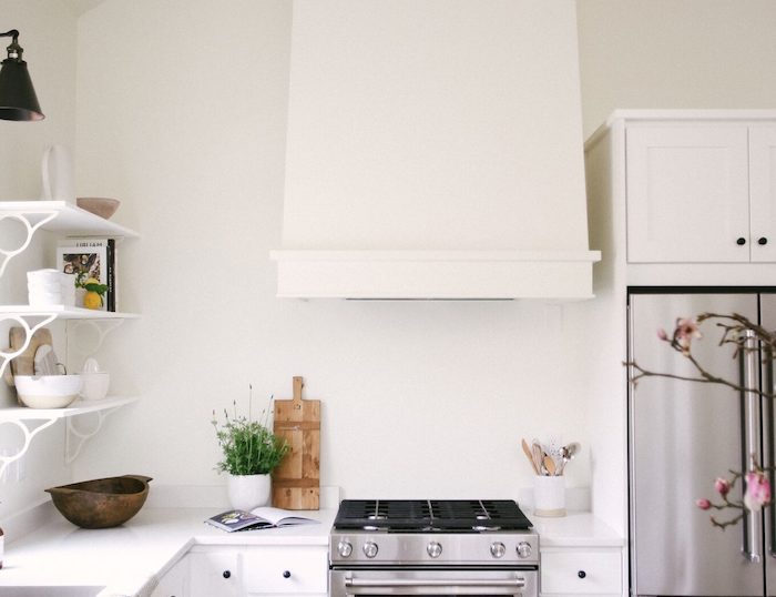 weiße farbe wenn man kleine küchen einrichten möchte, backofen und kühlschrank in grau, rosarote blume