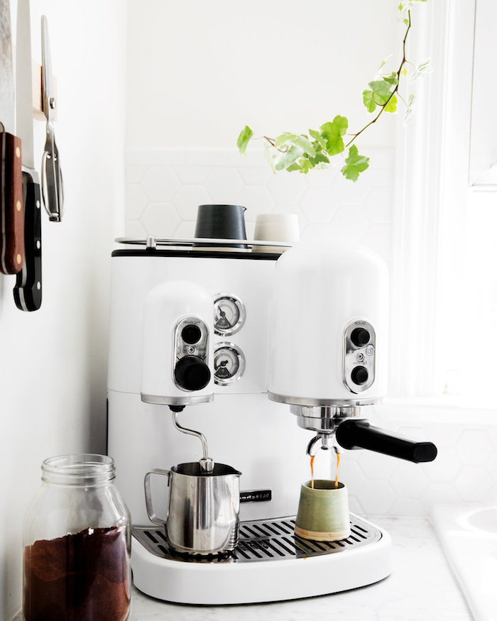 kaffeemaschine in einer küchenzelle ikea, morgen kaffee espresso selber machen, profi maschine
