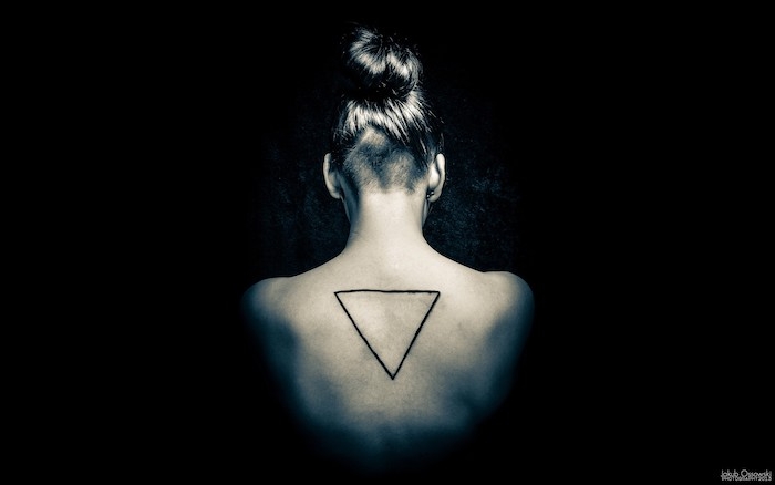 ein geometrisches tattoo mit einem großen schwarzen dreieck am rücken einer jungen frau, frauen tattoos ideen