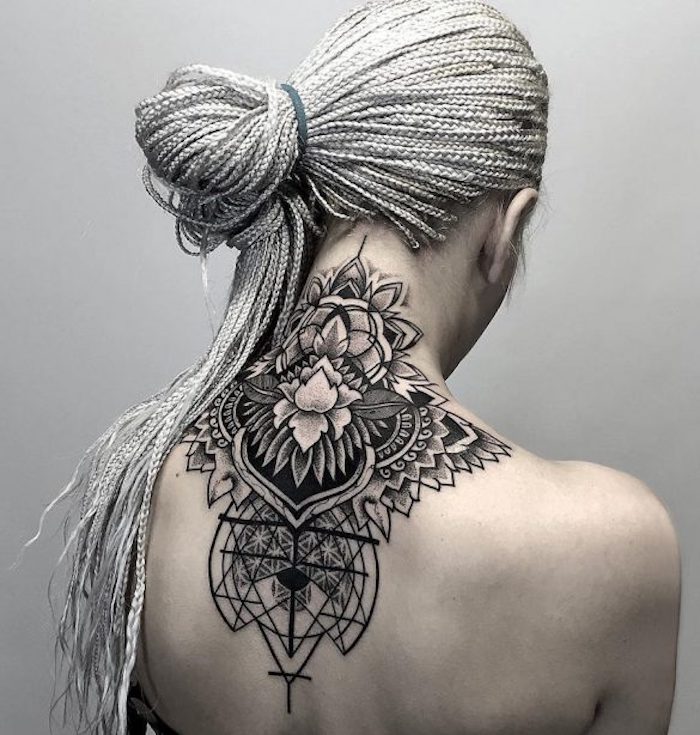 weiße haare einer jungen frau mit einem schwarzen großen tattoo mit einem schwarzen dreieck und mit weißen und schwarzen blumen, geometrische tattoos für frauen