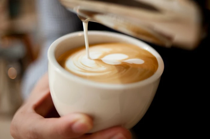 Milchkaffee mit schönem Bild