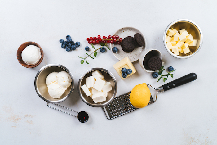 Zutaten für Oreo Cheesecake, Oreo Kekse, Frischkäse und Mascarpone, weiße Schokolade und Vanilleextrakt, die Schale einer Zitrone 