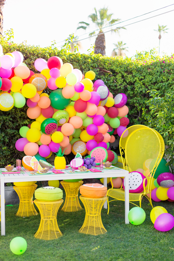 Gartenparty planen, schöne Deko Ideen, Bogen aus bunten Ballons, Kissen in Form von Früchten