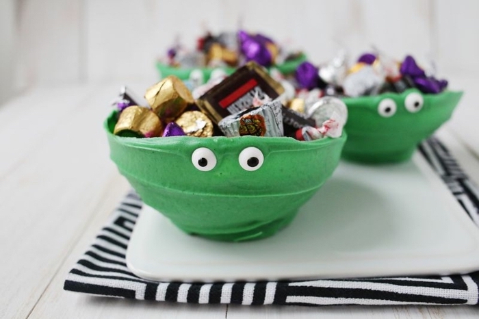 Grüne Schüsseln als die Ninja Turtles voll mit Bonbons, schöne Idee für Kindergeburtstag