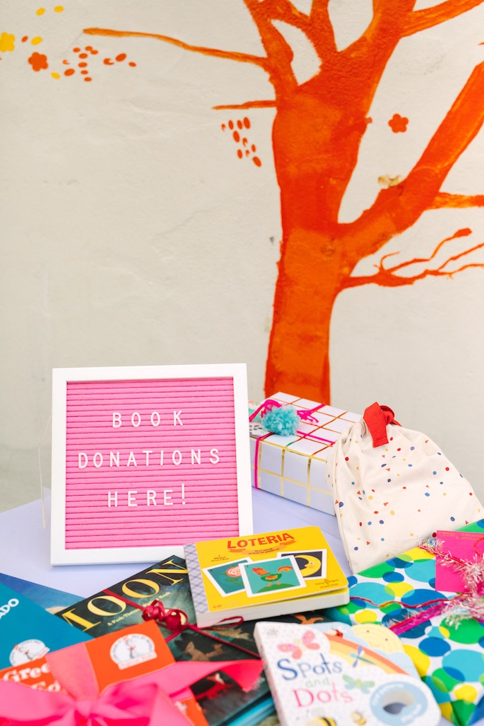 Kindergeburtstag organisieren, Ecke für Bücher von den Gästen, schön verpackt und dekoriert