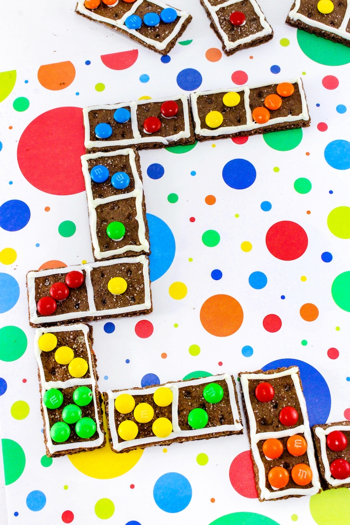 Domino mit Keksen und Bonbons, leckeres Spiel für Kindergeburtstag, tolle Party Idee