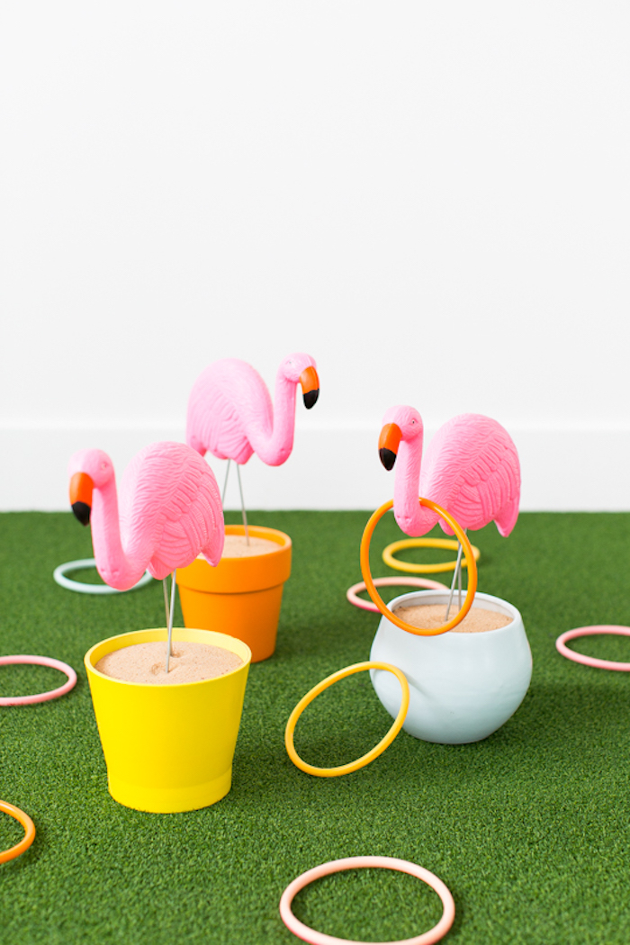 Ringe werfen, tolles Spiel für Kinder, Kindergeburtstag organisieren Ideen, Flamingos und Ringe aus Kunststoff