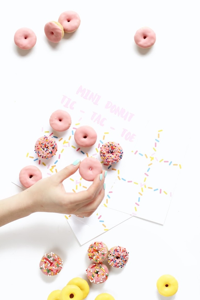 Mini Tic Tac Toe Spiel mit Donuts, mit Erdbeerglasur und Zuckerstreuseln, Ideen für Kindergeburtstag