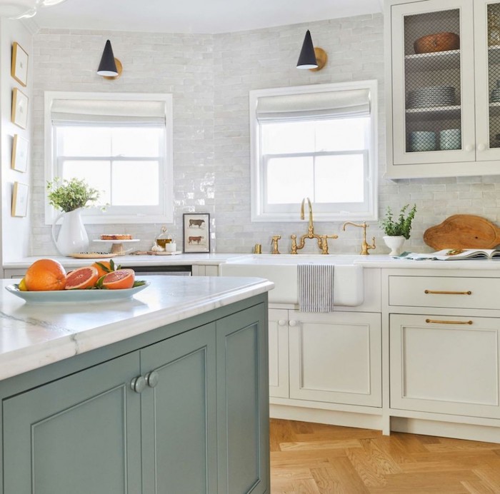 landhaus stil ideen für kleine küchen in weiß und navy blau, blau grau minzgrün eine mischfarbe, marmoreffekt