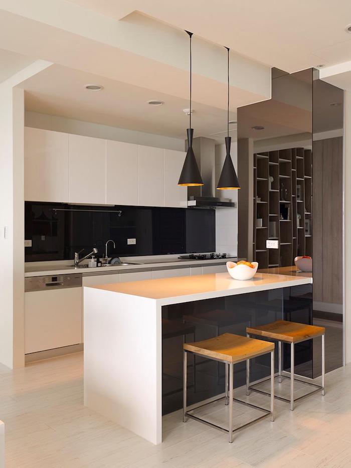 moderne ideen für kleine küchen, zwei quadratische stühlen, wanddeko, zwei lampen in schwarz