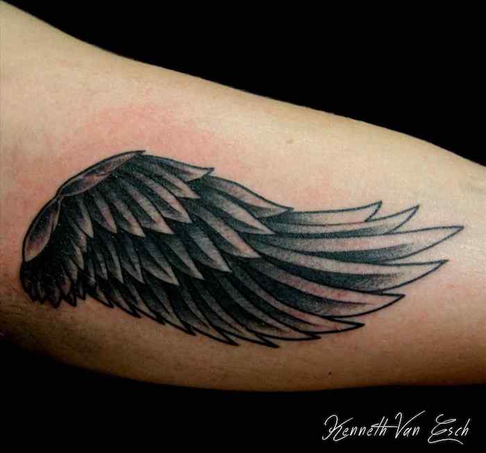 schwarz graue tätowierung, kleine engel tattoos, engelsflügel am oberarm