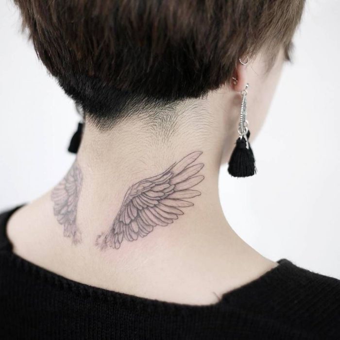 kleine engel tattoos, frau mit zwei flügeln am nacken, ohrringe mit troddeln, kurze haare
