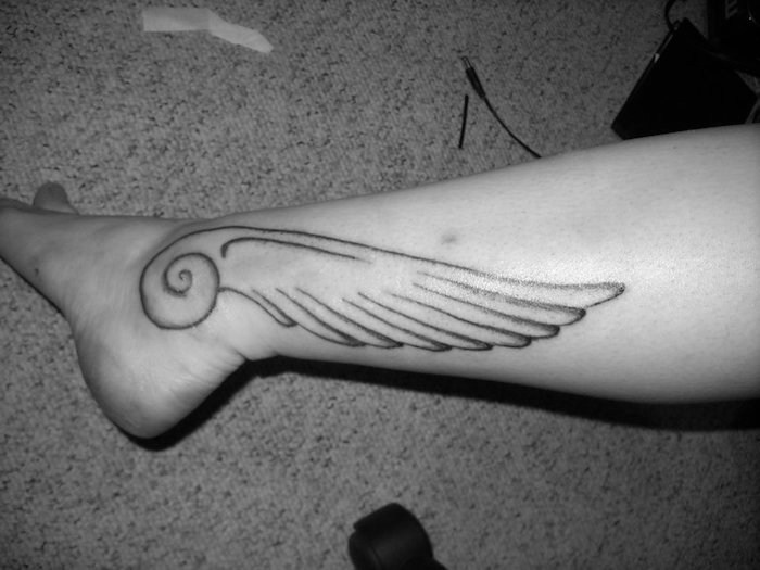 kleine engel tattoos, simple tätoiwerung am bein, tattoo designs 