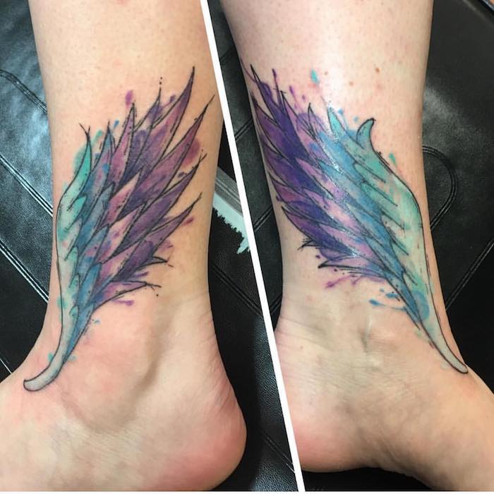 kleine engel tattoos, engelsflügeln in blau und lila, tätoiwerungen an den beinen