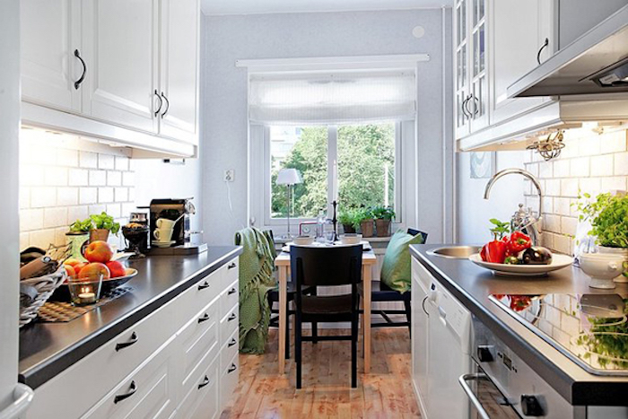 eine kleine aber feine füche wo küchenblock ikea nötig ist, weiße möbel, schwarzer plott, ausblick zum esszimmer und terrasse