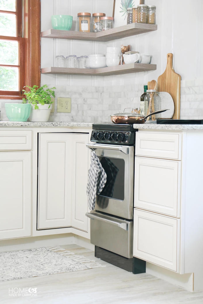 eine landhaus idee wie man kleine küche einrichten kann, weiße schränke, mintgrüne deko
