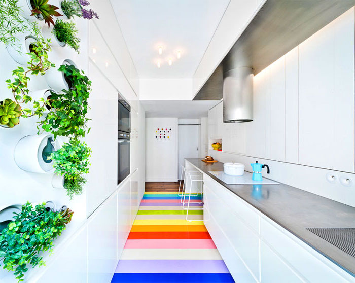 küche klein größer wirken lassen, weiße farbe und viel natürliches licht mit buntem boden und pflanzen