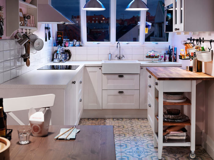 kleine küchenzeile, ideen für interieurdesign der küche, weiße möbel, bodengestaltung weiß und blau
