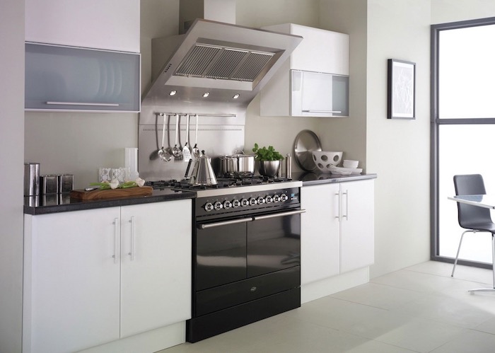 küchenzeile klein, weiße und schwarze zimmergestaltung, graue möbel, dekor ideen
