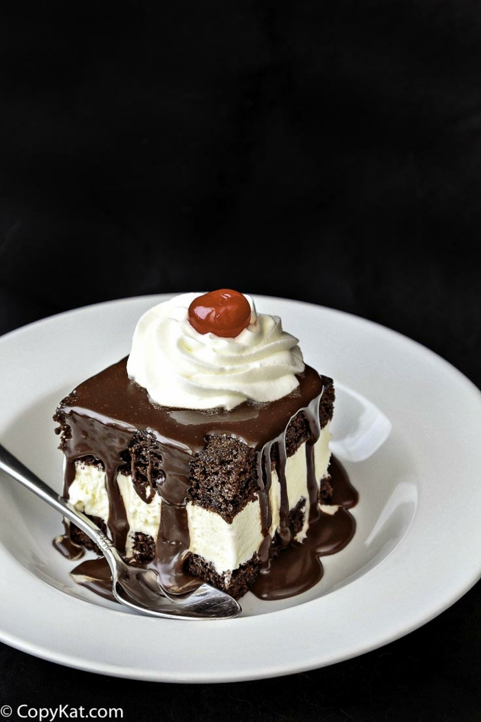 Schokolade Torte, schwarze und weiße Creme, Kuchen backen, Schokoladenglasur