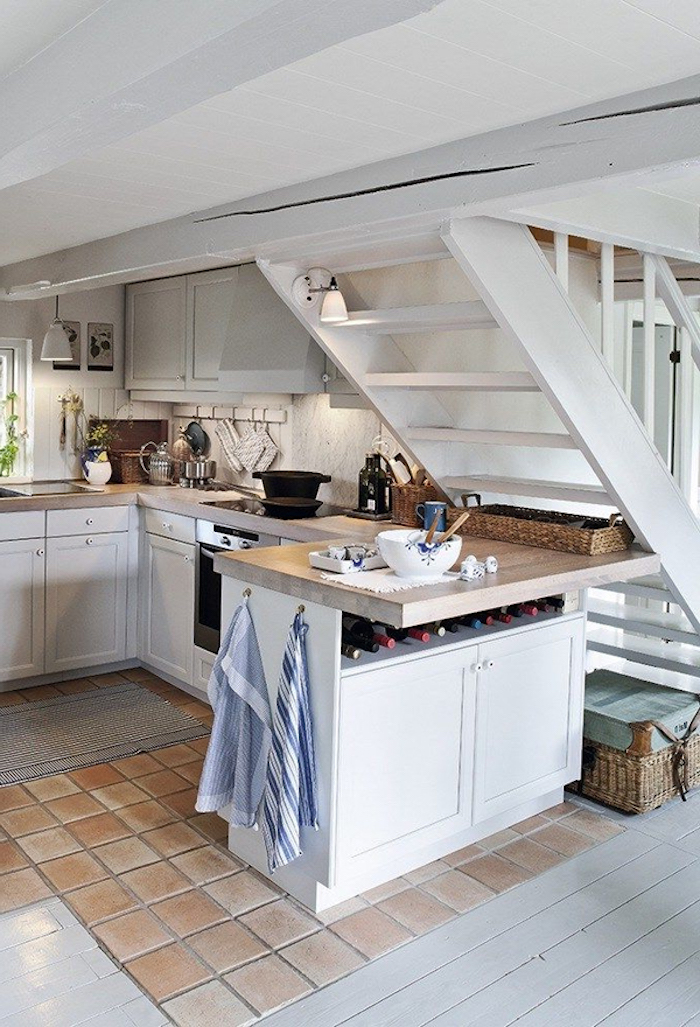 ideen für schöne küchen in weiß, kreative idee, wo die küche stehen kann, küchenzeile unter der treppe, fliesen