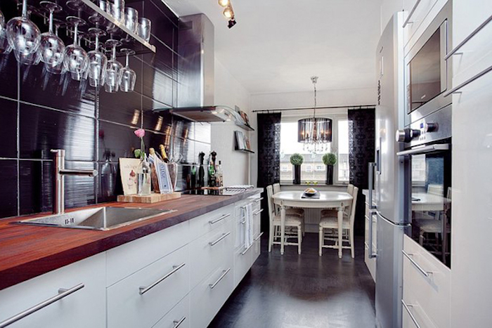 moderne schöne küchen, schwarz weiße deko ideen, gläser, schwarze wand, weiße schubladen, fenster