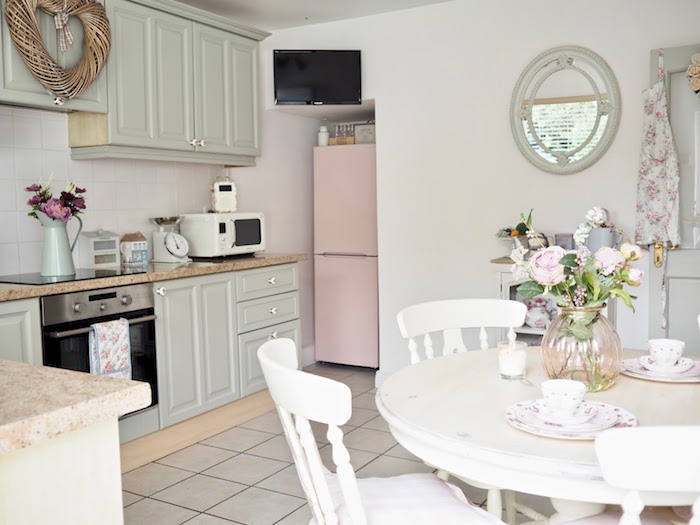 küche klein und shabby, weiß grau und rosa küchenfarben, rosa kühlschrank, herz kranz