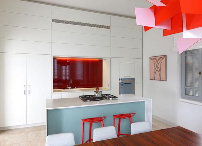 ikea kuchen gestaltungsidee weiße küche mit roten elementen als deko, lampe, stühle, wand
