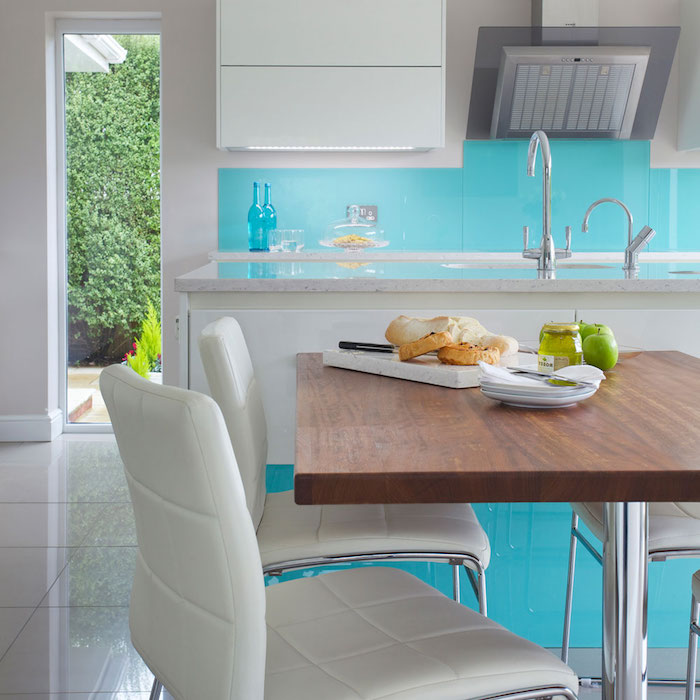 kleine eckküche in weiß und blau gestalten, meeresblaue farbe in der küche, mediterranes flair
