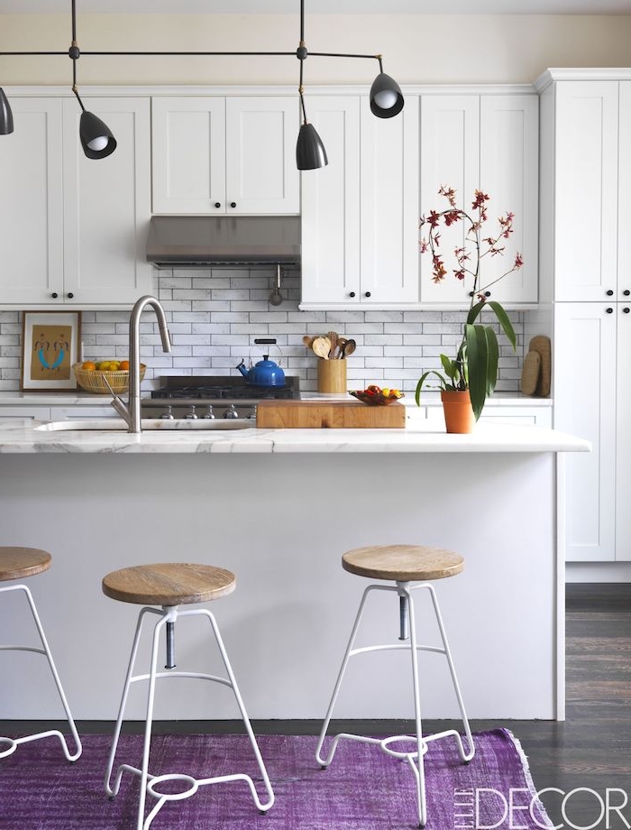 elle decor ideen für kleine eckküche, lila teppich, weiße küchengestaltung, modern, schränke, schwarze lampen