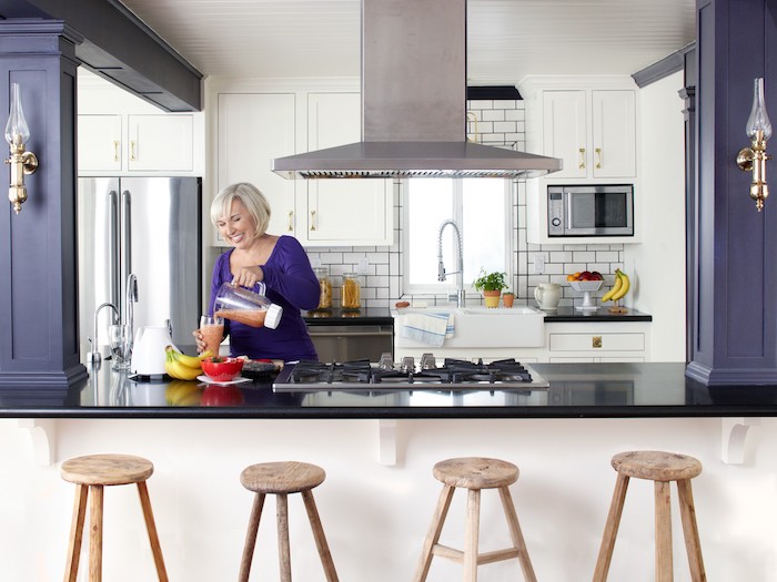 eine alte dame ist zufrieden, denn sie findet küchenlösungen für kleine küchen, lila und weiß perfekte farbkombi für kleine küchen