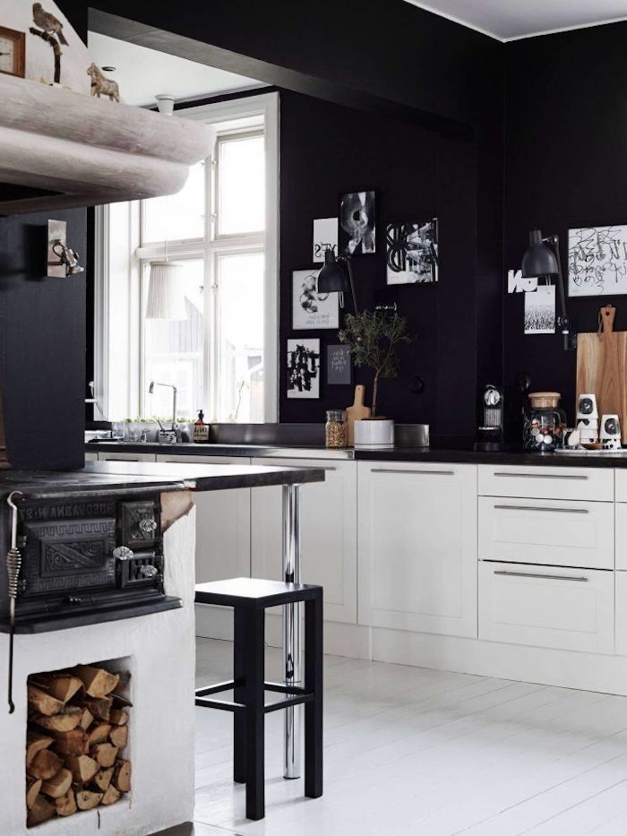 schmale küche in landhausstil ideen zum gestalten in schwarzer und weißer farbe, deko