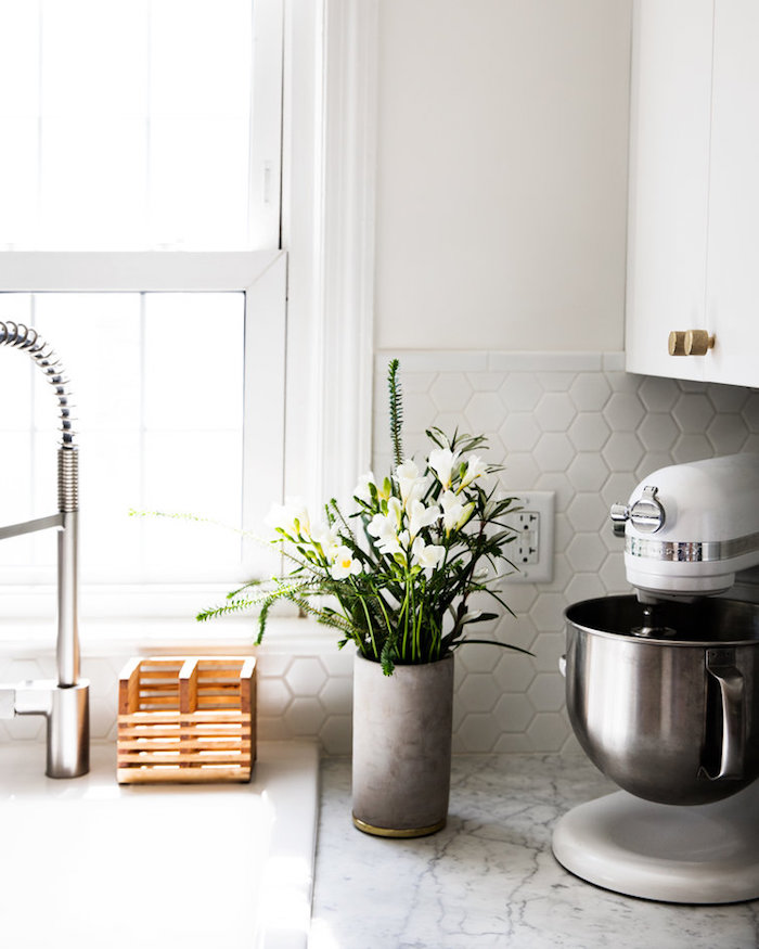 küchenzelle ikea, ideen für dekorieren vase mit grünen und weißen blumen, kochmaschine