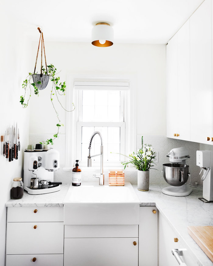 eine idee für küchenzelle ikea, weißes zimmerdesign weiße ausstattung und möbel in der küche, kontrast mit den pflanzen